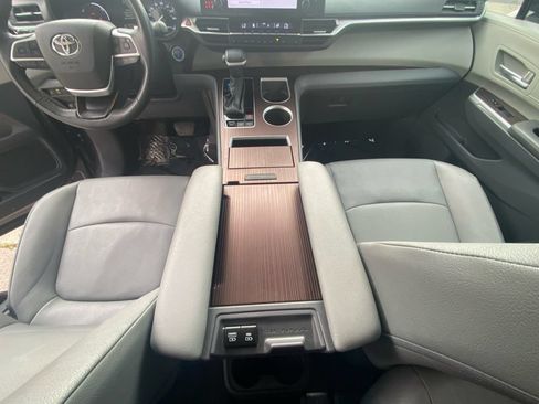 Used 2024 Toyota Sienna XLE FWD image 11