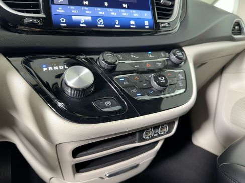 Used 2023 Chrysler Pacifica Touring-L image 14