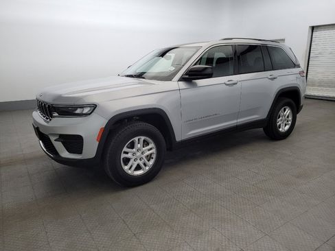 Used 2023 Jeep Grand Cherokee Laredo image 2