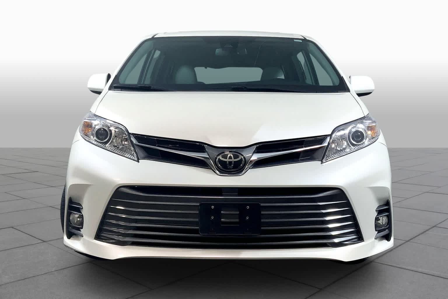 Used 2018 Toyota Sienna XLE Premium w/ Outdoor Package AWD/4WD image 4
