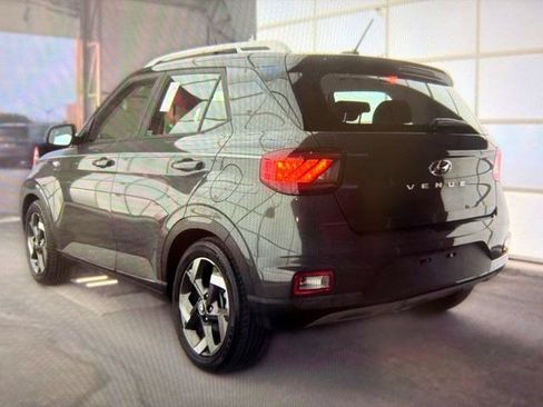 Used 2023 Hyundai Venue Limited w/ Cargo Package FWD image 3