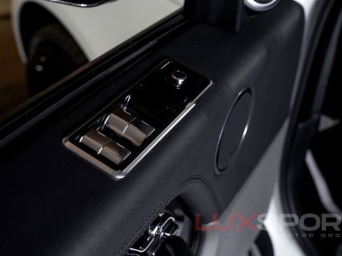 Used 2019 Land Rover Range Rover HSE image 18