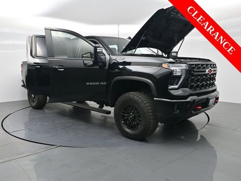 Used 2025 Chevrolet Silverado 2500 ZR2 w/ Technology Package image 36