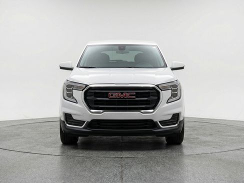 Used 2024 GMC Terrain SLE image 2