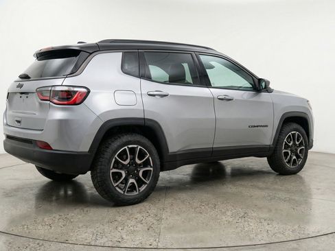 Used 2025 Jeep Compass Trailhawk AWD/4WD image 9