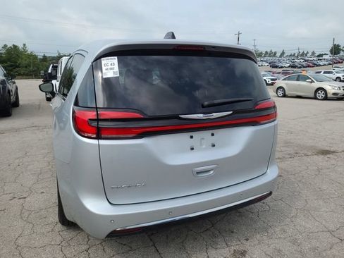 Used 2024 Chrysler Pacifica Touring-L FWD image 8