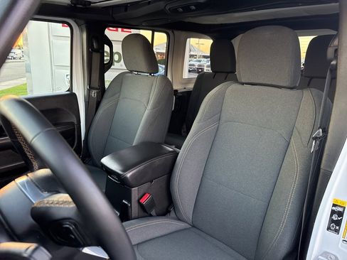 Used 2025 Jeep Wrangler Sahara image 17