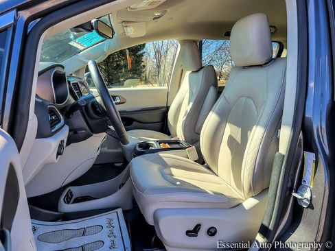 Used 2019 Chrysler Pacifica Touring-L w/ Advanced Safetytec Group image 8