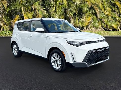Used 2024 Kia Soul LX w/ Option Group 015 FWD image 2