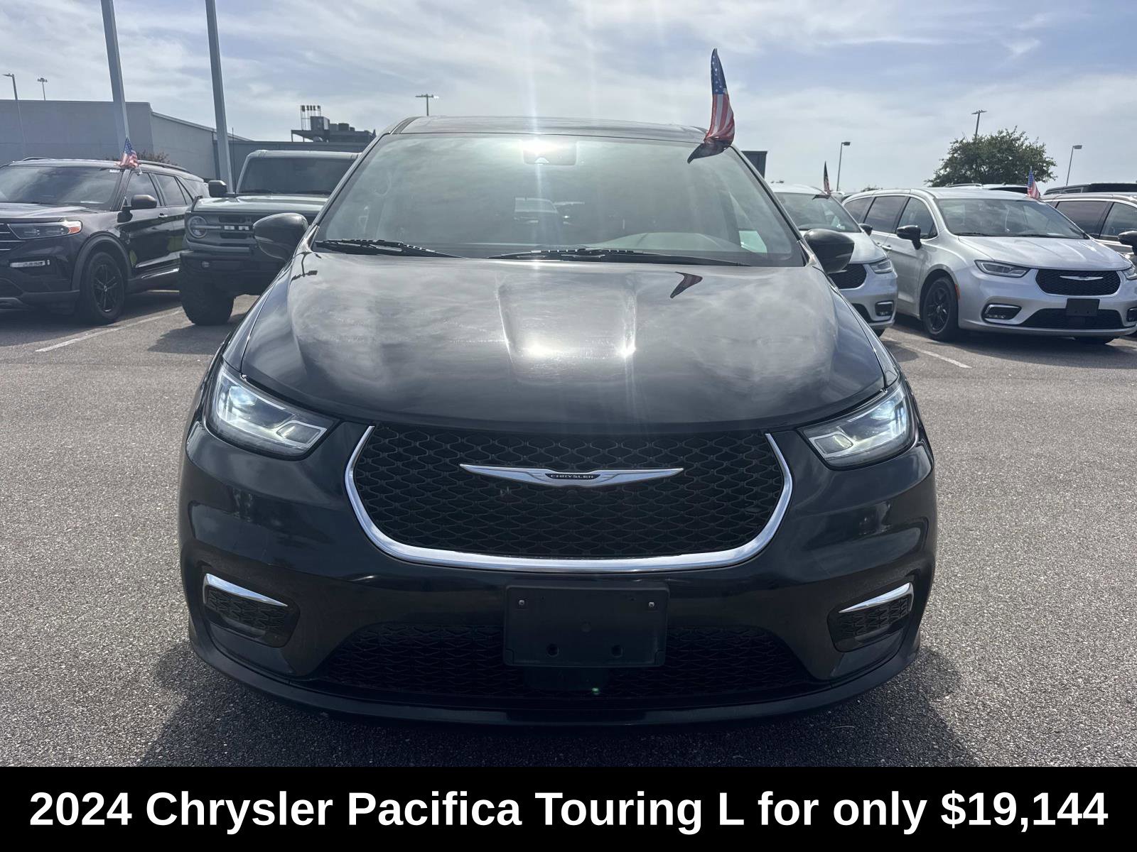 Used 2024 Chrysler Pacifica Touring-L FWD image 2
