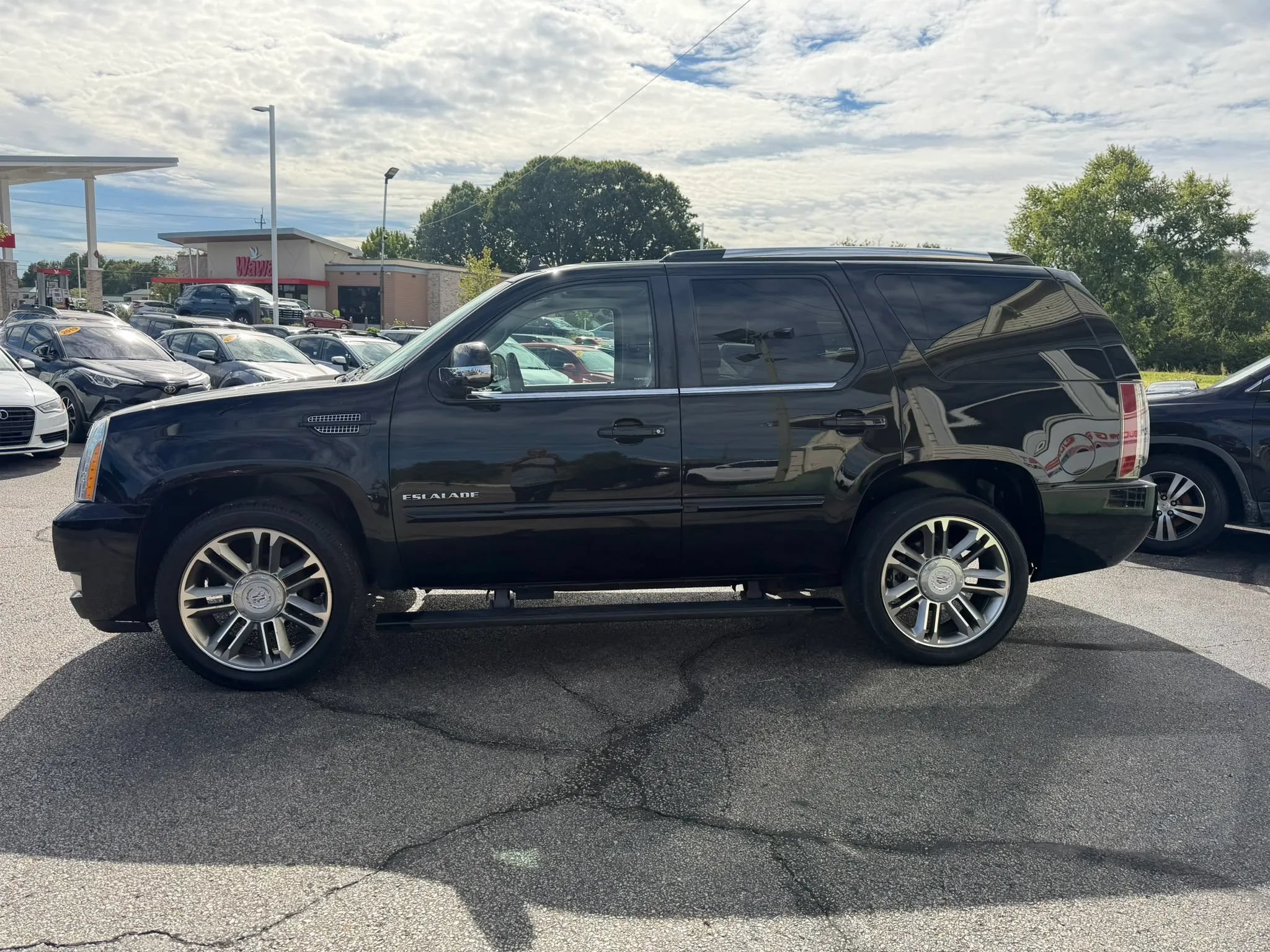 Used 2014 Cadillac Escalade Premium AWD/4WD image 2