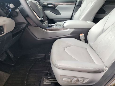 Used 2022 Toyota Highlander Platinum FWD image 25