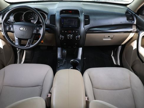 Used 2012 Kia Sorento LX w/ Convenience Pkg image 2