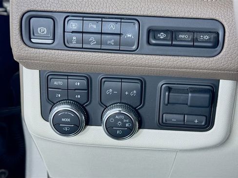 Used 2024 GMC Yukon Denali w/ Advanced Technology Package image 10