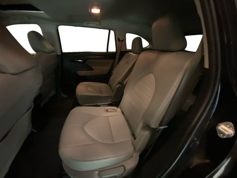 Used 2022 Toyota Highlander XLE AWD/4WD image 13