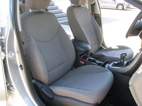 Used 2015 Hyundai Elantra SE FWD image 14