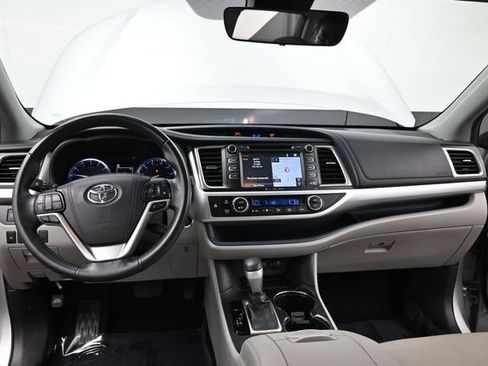 Used 2018 Toyota Highlander XLE FWD image 16