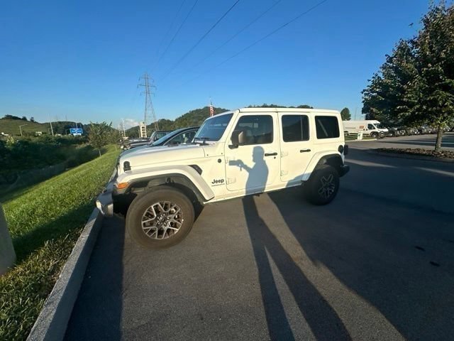 Used 2025 Jeep Wrangler Unlimited Sahara AWD/4WD image 37