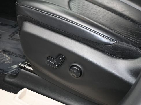 Used 2023 Chrysler Pacifica Touring-L image 12