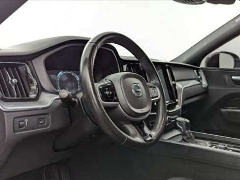 Used 2019 Volvo XC60 T5 Momentum w/ Premium Package FWD image 23