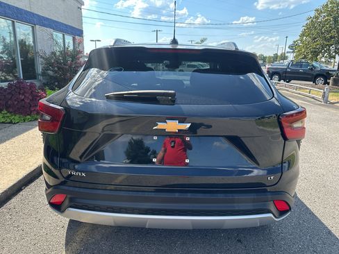 Used 2025 Chevrolet Trax LT w/ LT Convenience Package FWD image 5