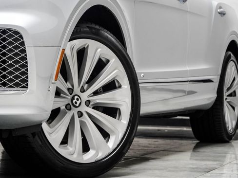 Used 2021 Bentley Bentayga AWD/4WD image 3