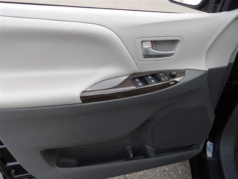 Used 2017 Toyota Sienna XLE image 11