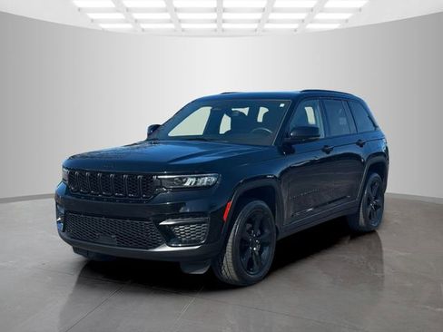 Used 2023 Jeep Grand Cherokee Altitude image 3