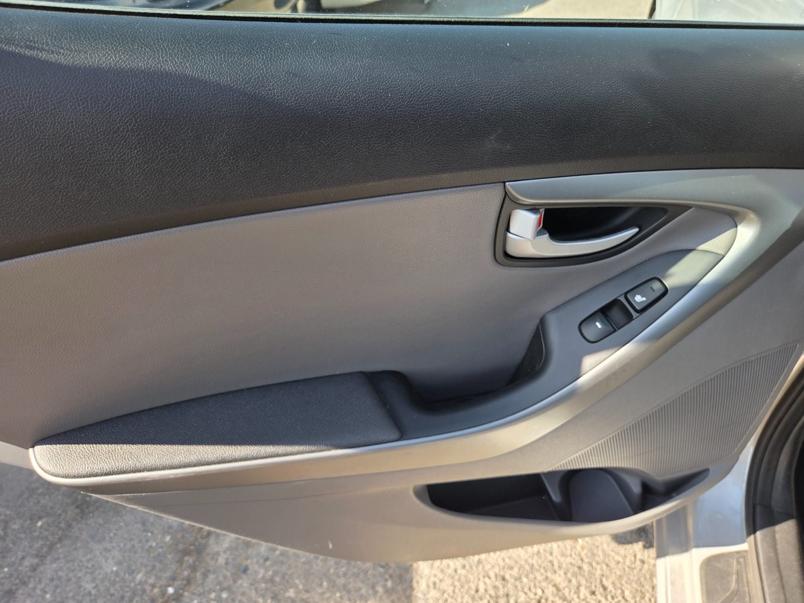 Used 2014 Hyundai Elantra Limited w/ Option Group 03 FWD image 10