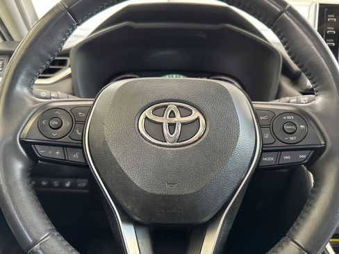 Used 2020 Toyota RAV4 Limited FWD image 31