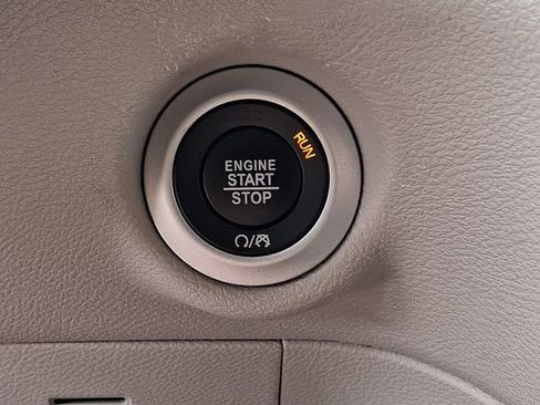 Certified 2024 Chrysler Pacifica Touring-L FWD image 28