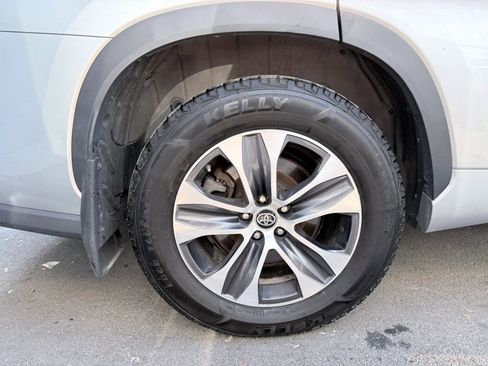 Used 2022 Toyota Highlander XLE AWD/4WD image 9
