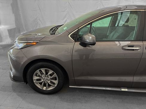 Used 2022 Toyota Sienna XLE w/ XLE Plus Package FWD image 3