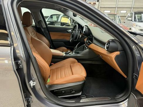 Used 2017 Alfa Romeo Giulia Ti w/ TI 19" Sport Package RWD image 31