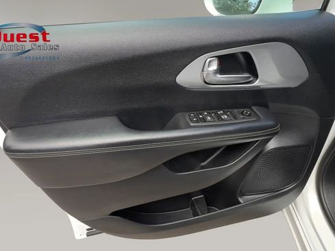 Used 2019 Chrysler Pacifica Touring Plus w/ Advanced Safetytec Group FWD image 24