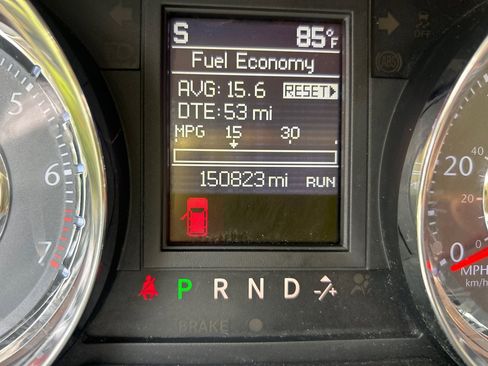 Used 2014 Chrysler Town & Country Touring FWD image 10