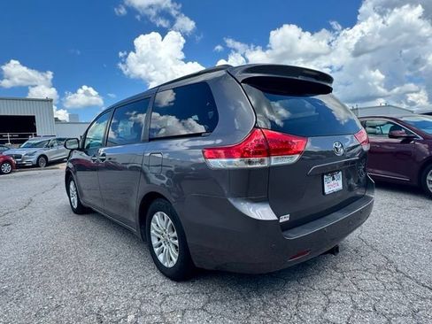 Used 2014 Toyota Sienna XLE FWD image 5