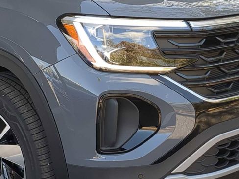 Used 2025 Volkswagen Atlas Cross Sport SE image 11