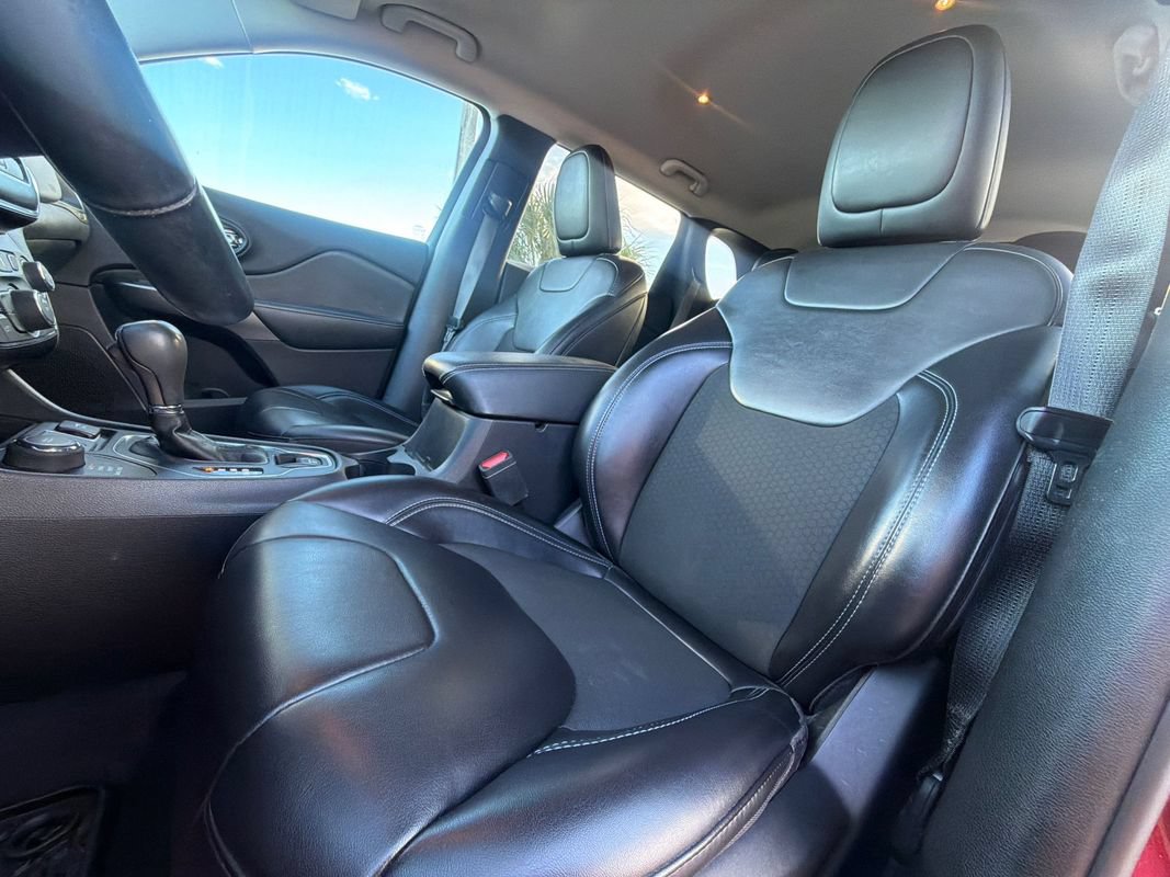 Used 2019 Jeep Cherokee Latitude Plus w/ Cold Weather Group AWD/4WD image 23
