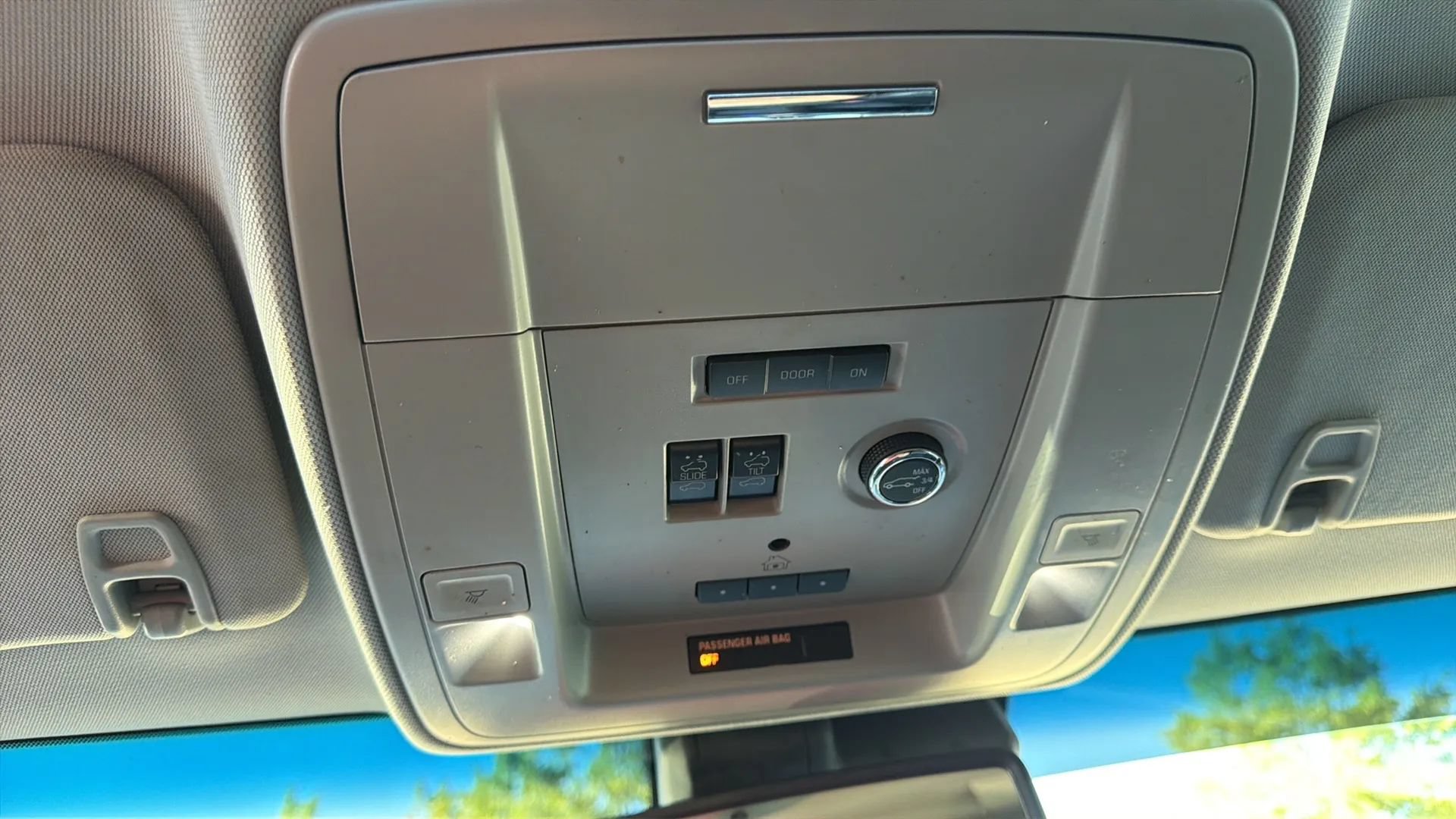 Used 2015 Chevrolet Suburban LT RWD image 16