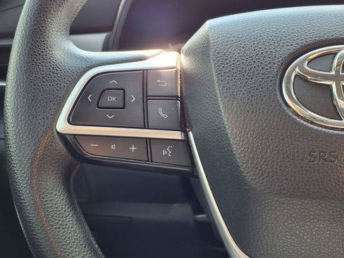 Used 2023 Toyota Highlander L FWD image 16