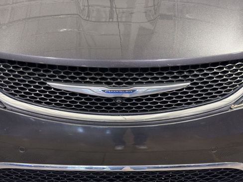Used 2018 Chrysler Pacifica Touring-L Plus w/ Advanced Safetytec Group FWD image 12