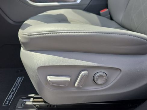 Used 2023 Toyota Highlander Platinum FWD image 31