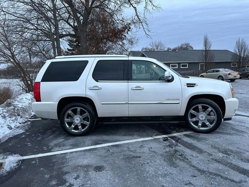Used 2013 Cadillac Escalade Luxury image 4