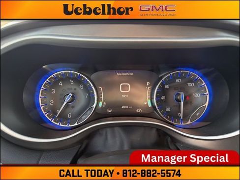 Used 2024 Chrysler Pacifica Touring-L image 31