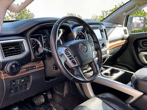 Used 2018 Nissan Titan SL image 17