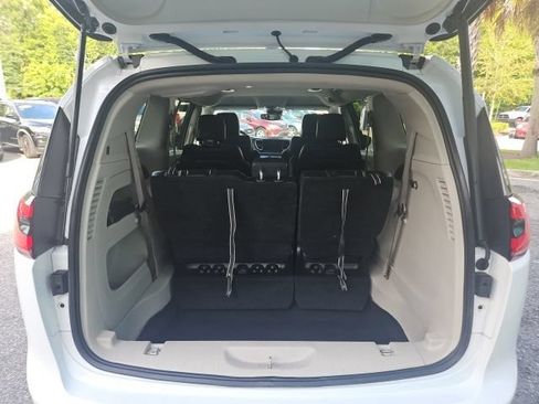 Used 2024 Chrysler Pacifica Touring-L FWD image 7