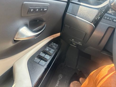 Used 2024 Lexus ES 350 w/ Premium Package FWD image 19