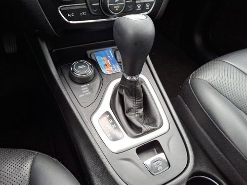 Certified 2018 Jeep Cherokee Overland image 18