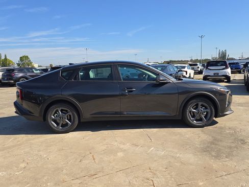 New 2025 Kia K4 LXS image 9